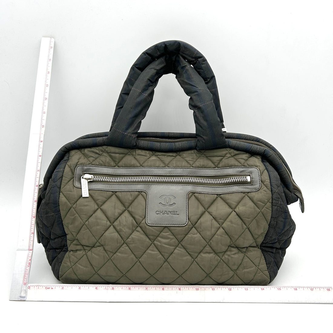 Cocoon cloth handbag Chanel Green in Cloth LA6354
