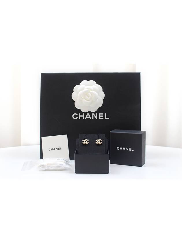 Classic cc logo earrings gold crystal A88429 Chanel