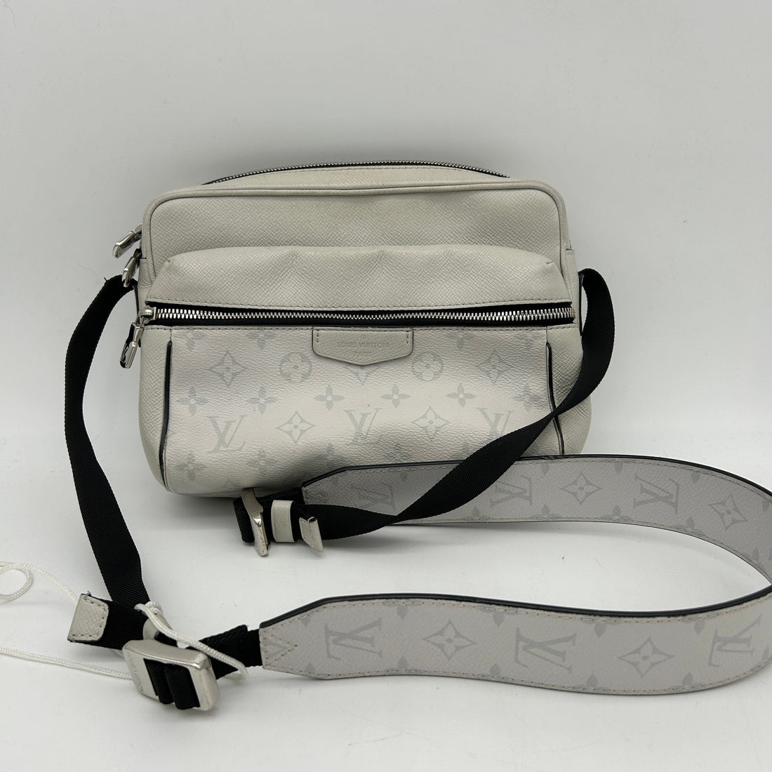 LOUIS VUITTON Taiga Monogram Outdoor Messenger White LA34608