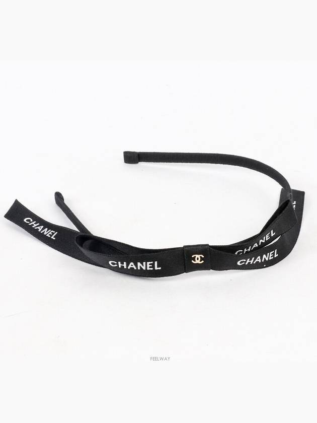 female guitar Chanel