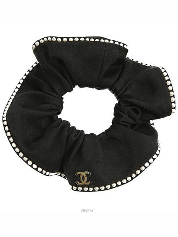 female guitar Chanel