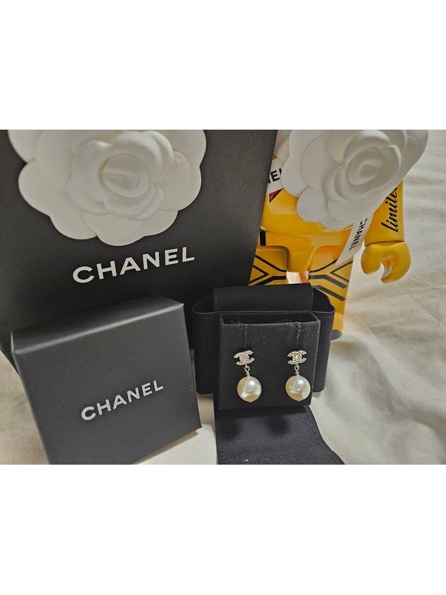 Metal Glass Strass Pearly White Earrings Silver Chanel