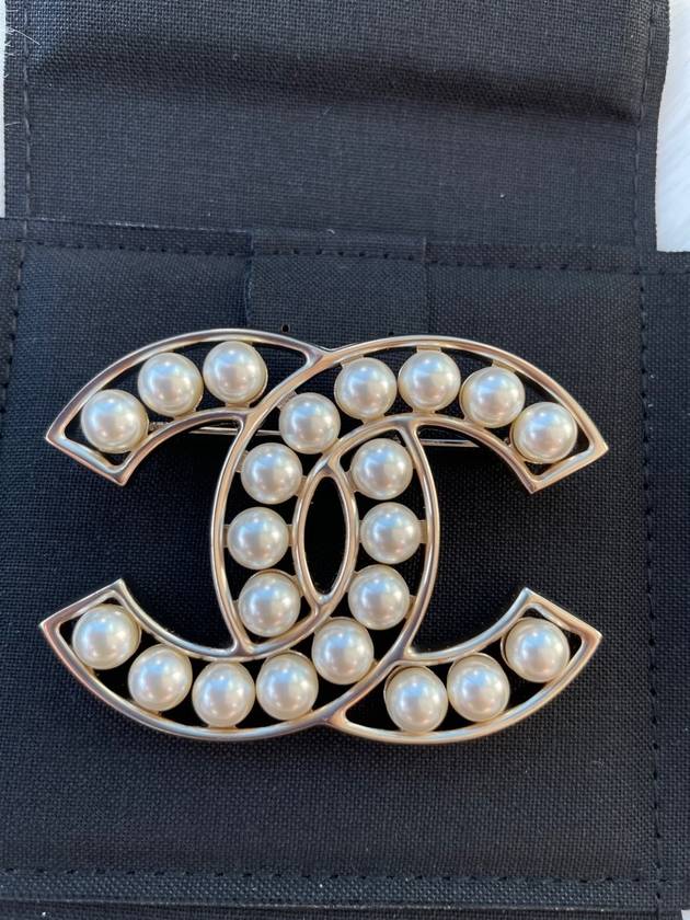 Brooch Metal Glass Pearls & Gold Pearly White Chanel