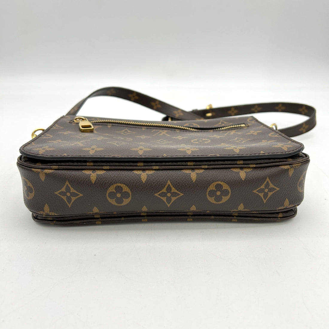 LOUIS VUITTON Monogram Pochette Metis LA31034