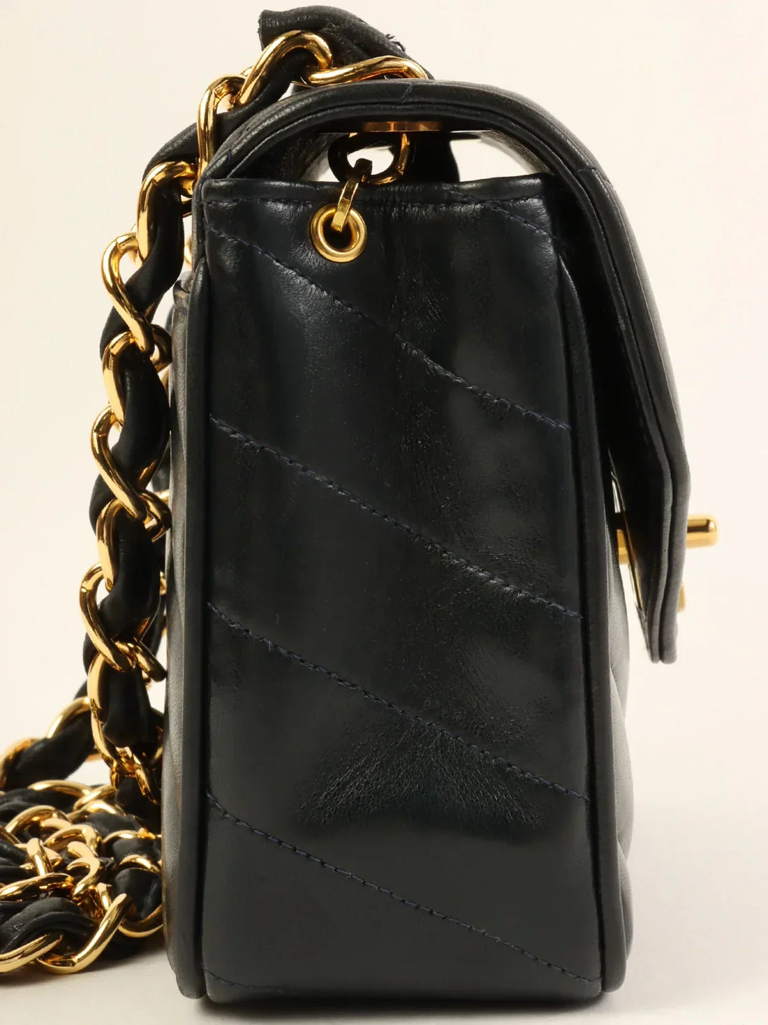 Top Quality Chanel Around 1995 Made V Stitch Turn-Lock Chain Bag Black