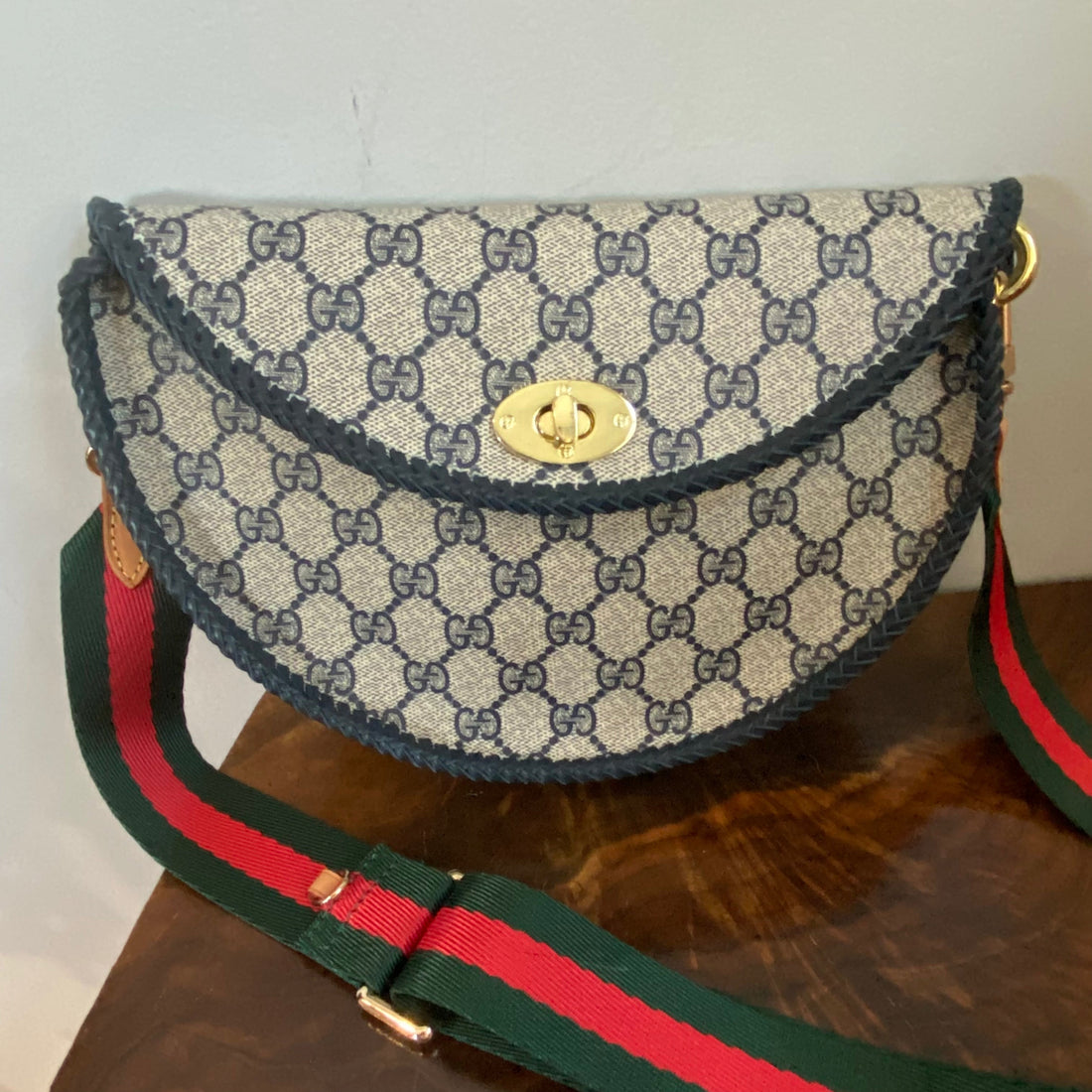 The Dove -Orvis bags Gucci Crossbody in Navy