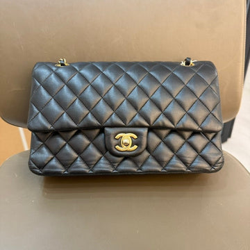 Top Quality Chanel Medium Black Lambskin Quilted Flap Bag Gold Hardware