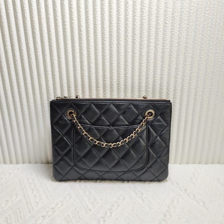 Top Quality Chanel  Top Quality Chanel 11947950 Black Quilted Shoulder Bag