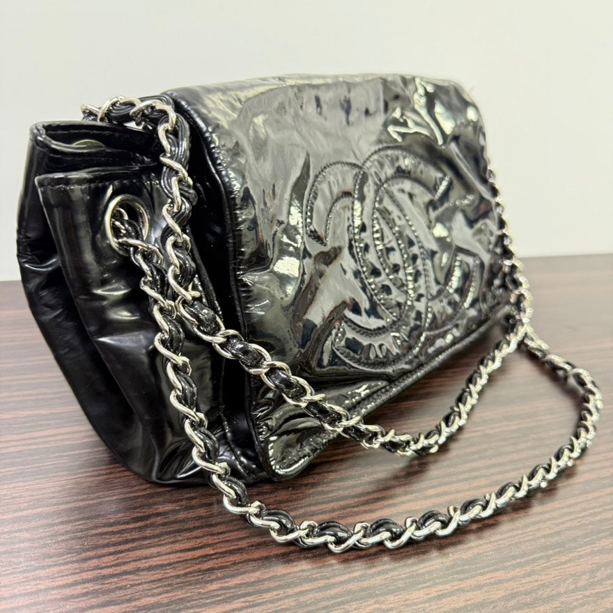 Chanel  Leather Chain Shoulder Bag in Black -  LB109951
