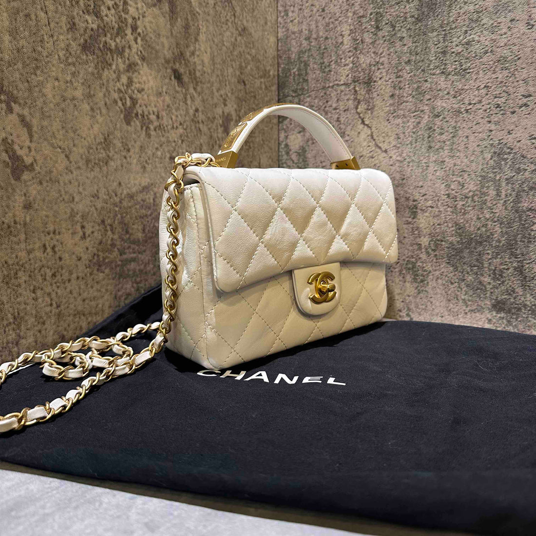 ??? Chanel 24p seasonal style handlebag